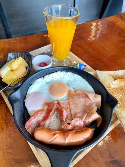 ชุดอาหารเช้า น้ำส้มคั้นสด ผลไม้และขนมปัง