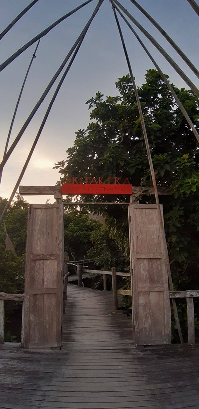 ชมยอยักษ์บนผืนน้ำทะเลน้อยพัทลุง