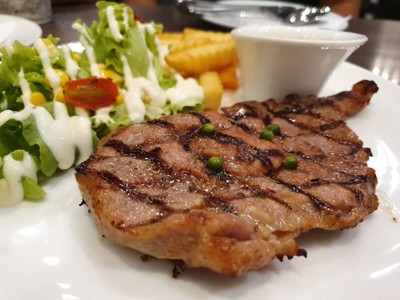 สเต็กหมูพริกไทยดำ