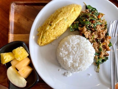 ข้าวกระเพราไข่ม้วน