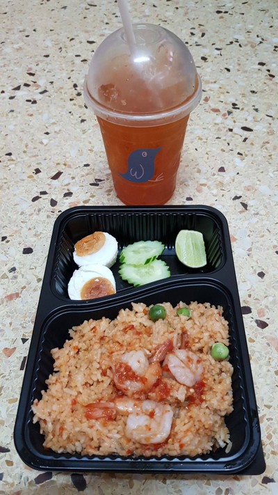 ชุดข้าวผัดน้ำพริกกุ้งสด + ชามะนาวเย็น
