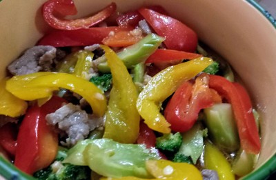 ผัดพริกหยวกสามสีบล๊อคโคลี่หมูสามชั้น