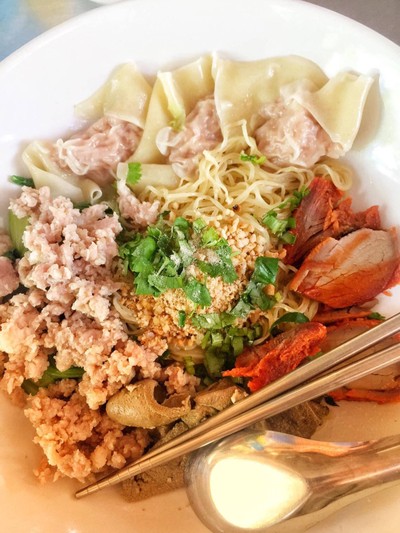 บะหม่เกี๊ยวแห้งหมูแดงหมูสับตับ