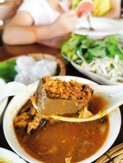 เมนูของร้าน ขนมจีนต้นก้ามปู นวลจันทร์ .