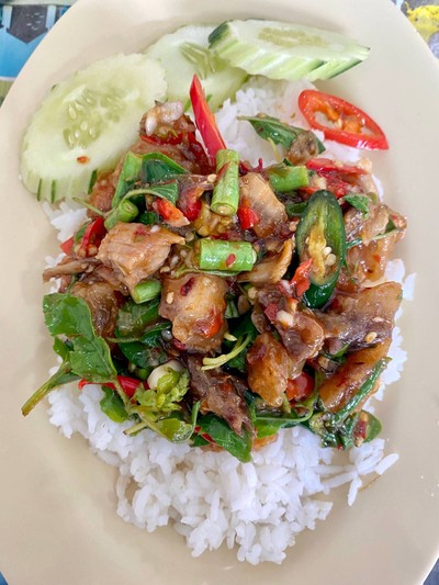 กระเพราหมูกรอบ