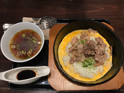 ชุดข้าวผัดเนยกระเทียมหมูสไลด์กระทะร้อน