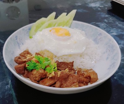 หมูกระเทียมราดข้าว