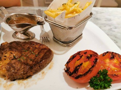 สเต็กเนื้อนิวซีแลนด์ริบอายเสิร์ฟด้วยซอสพริกไทยดำ