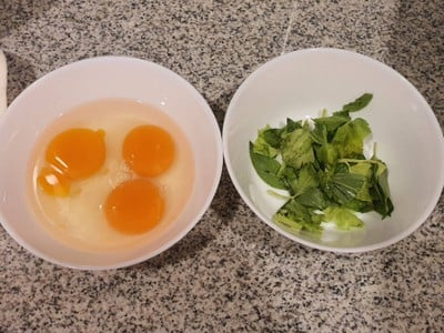 วิธีทำ ไข่เป็ดเจียวโหระพาขึ้นฉ่าย 🥚 วิธีทำ ไข่เป็ดเจียวโหระพาขึ้นฉ่าย 🥚