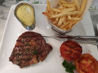 สเต็กเนื้อริบอายเสิร์ฟด้วยซอสคาเฟ่เดอปารีส