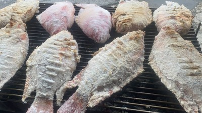 จงรักษ์ฟาร์มเมี่ยปลาเผา ไข่หมึกทอด สาขากะทู้ กะทู้