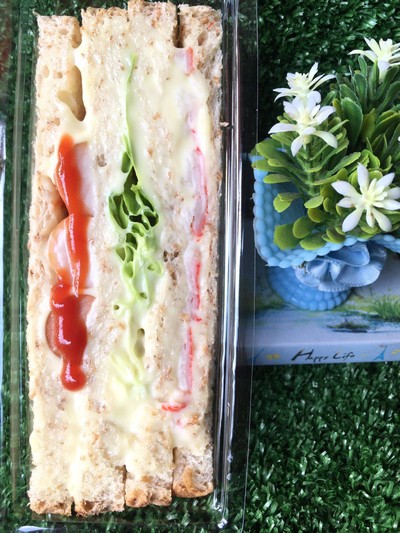 แซนวิชใส้กรอก+ปูอัด