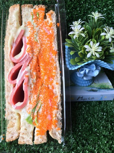 แซนวิชโบโลน่า+ปูอัดไข่กุ้ง