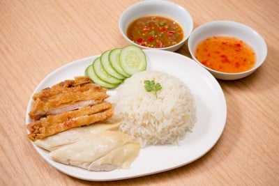 เมนูของร้าน ก๋วยจั๊บน้ำข้น อนุสาวรีย์ชัยฯ