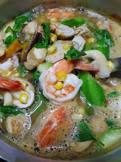 แกงเลียงสมุนไพรกุ้งสด