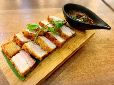 หมูกรอบจิ้มแจ่ว