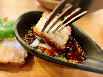 หมูกรอบจิ้มแจ่ว