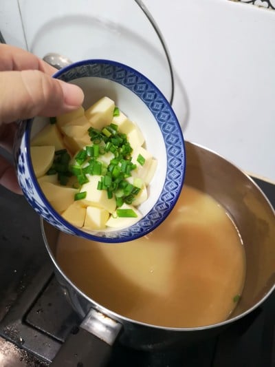 วิธีทำ ซุปมิโซะเต้าหู้ไข่ วิธีทำ ซุปมิโซะเต้าหู้ไข่