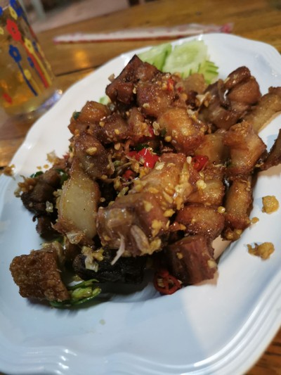 หมูกรอบผัดพริกเกลือราดข้าว