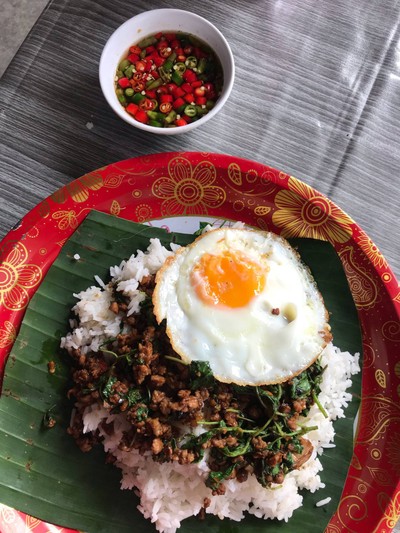 กะเพราหมูสับไข่ดาว