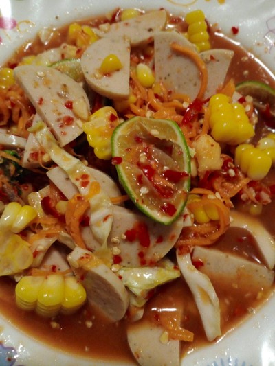 ใช้หมูยอเกรดดี ผสมกับน้ำยำเสร็จเด็ดจากทางร้าน ใช้มะนาวสด ไม่ใส่ผงชูรส