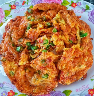 ข้าวไข่เจียวพริกแกงหมูสับ