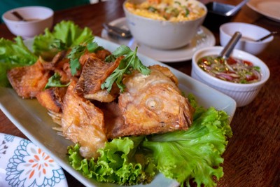 อร่อย ปลาทอดกรอบๆ ราดซอสน้ำปลา มีน้ำจิ้มสองแบบ น้ำจิ้มยำมะม่วง+น้ำจิ้มซีฟู้ด