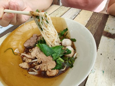 เส้นหมี่หมูน้ำตก