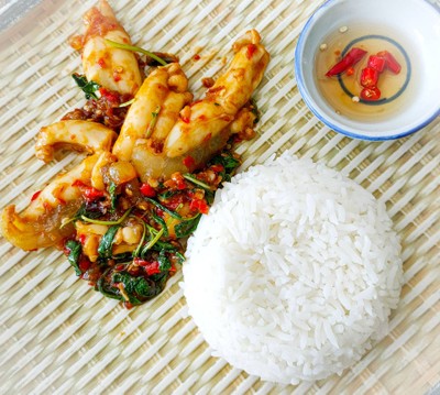 ข้าวกะเพราไข่หมึก
