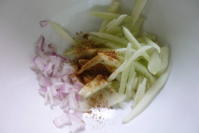 วิธีทำ Cucumber and Red Onion Raita