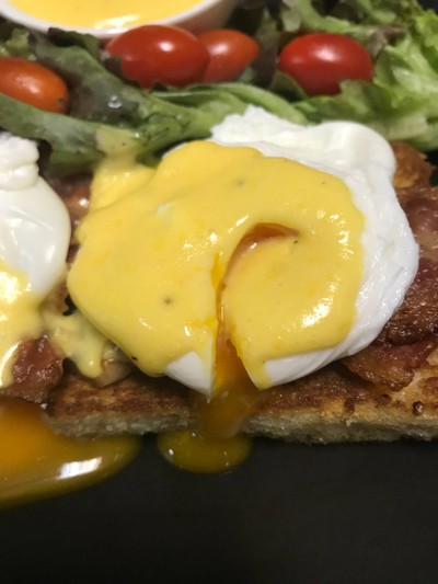 วิธีทำ ชุดอาหารเช้า ไข่เบเนดิกต์ เบคอน ซอสฮอแลนเดส 