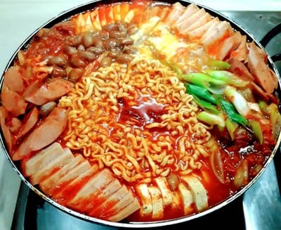 วิธีทำ บูเดชิเก/บูเดจิเก (หม้อไฟเกาหลี) budae jjigae army base stew