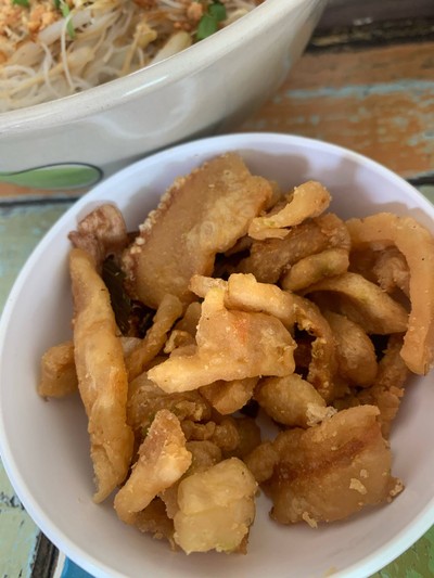 กากหมูเจียวราเด