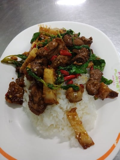 กะเพราเครื่องใน+หมูกรอบ