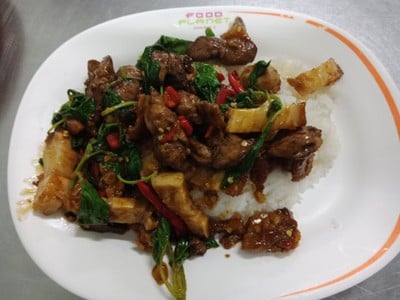 กะเพราเครื่องใน+หมูกรอบ