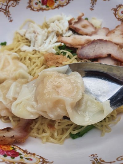บะหมี่แห้งเกี๊ยวกุ้ง+ปู+หมูแดง