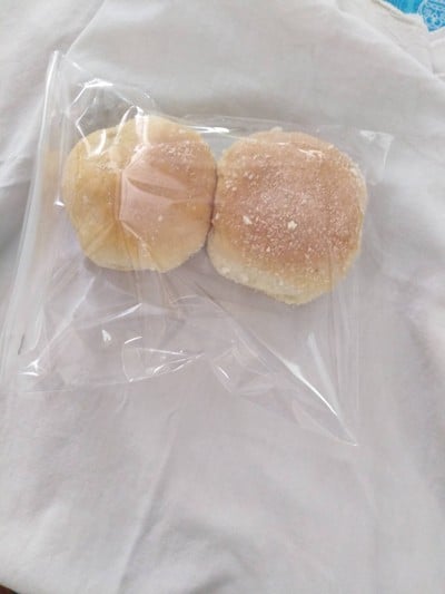 ขนมปังมันฝรั่ง​ ไส้ผลไม้​ ราคา​ 30​ บาท