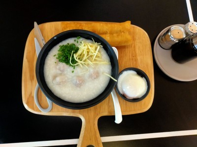 โจ๊กฮ่องกงเสิร์ฟพร้อมไข่ออนเซ็นและปาท่องโก๋ยักษ์หมู ใหญ่