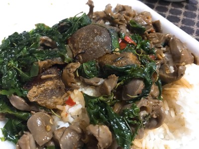 ข้าวกะเพราเครื่องในไข่เยี่ยวม้า