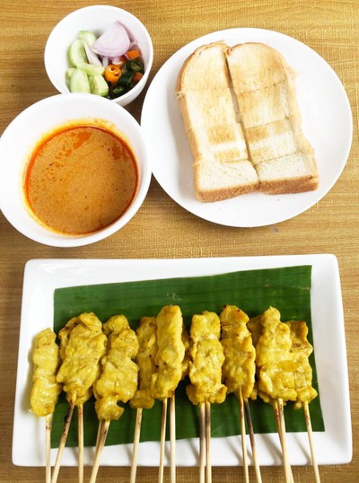 หมูสะเต๊ะ ชุดเล็ก 10 ไม้ + ขนมปัง 1 แผ่น