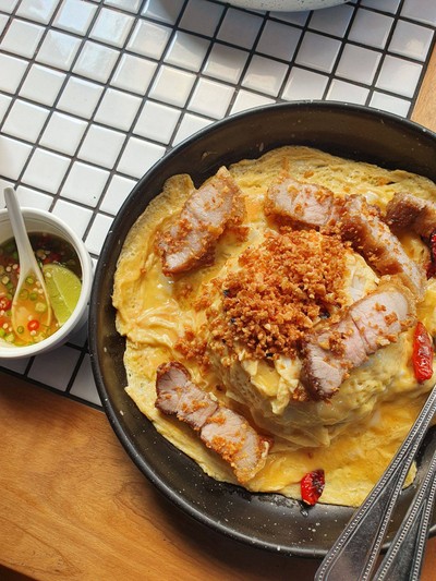 ข้าวไข่ข้น หมูกรอบ ผัดพริกเกลือ