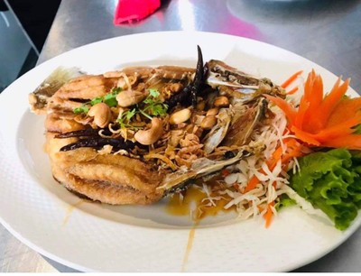 ปลากระพงทอดราดน้ำปลา