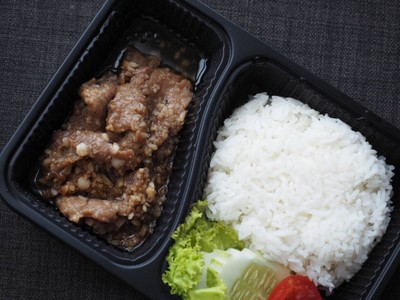 ข้าวหมูกระเทียมพริกไทย