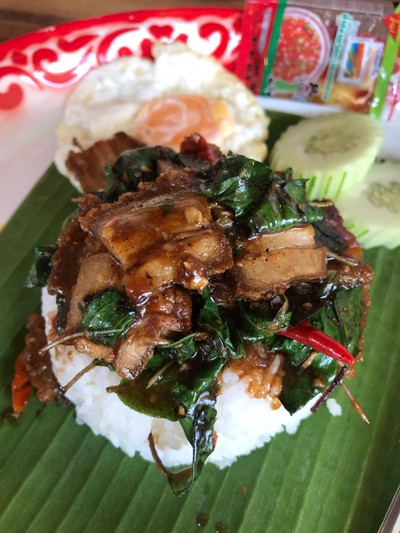 กะเพราหมูกรอบไข่ดาว