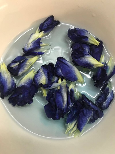 วิธีทำ น้ำดอกอัญชันเข้มข้น สำหรับทำขนม วิธีทำ น้ำดอกอัญชันเข้มข้น สำหรับทำขนม