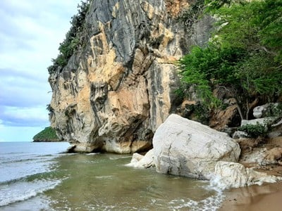 ชายหาด และเชิงเขา