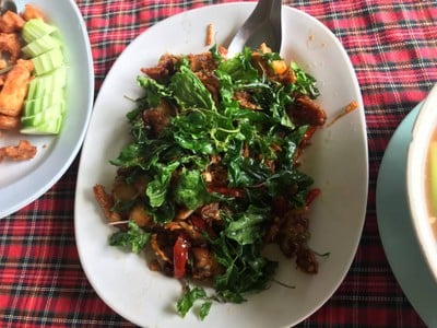 แลาช่อนผัดพริก