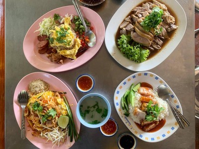 ข้าวคลุกกะปิ ผัดไทย ข้าวหมูกรอบ เผ็ดพะโล้ครึ่งตัว