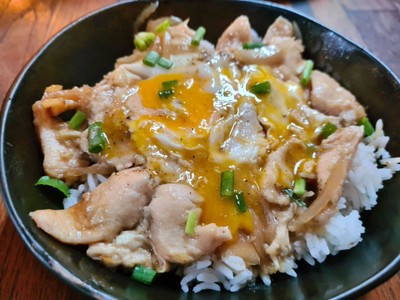 ข้าวหน้าไก่ซอสโชยุ