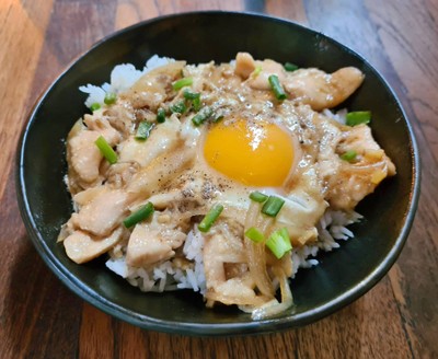 ข้าวหน้าไก่ซอสโชยุ